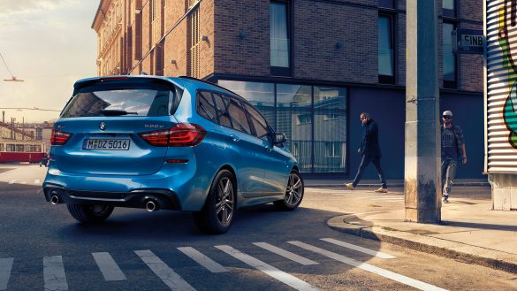 BMW 2er Gran Tourer von rechts hinten auf einer Kreuzung