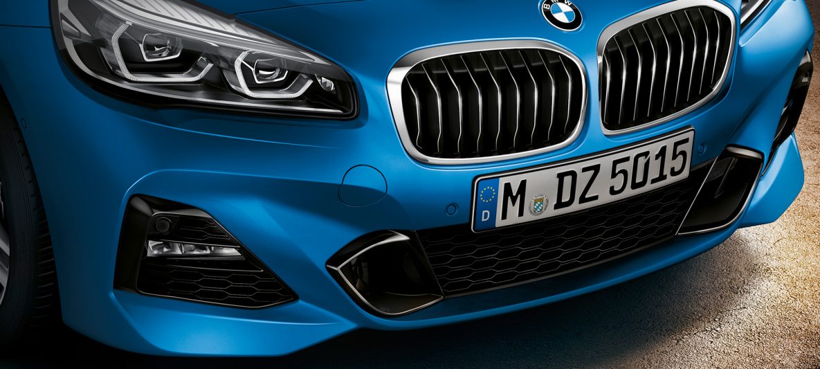 Doppelniere BMW 2er Gran Tourer F46 Facelift 2018 Estoril Blue metallic Nahaufnahme Front