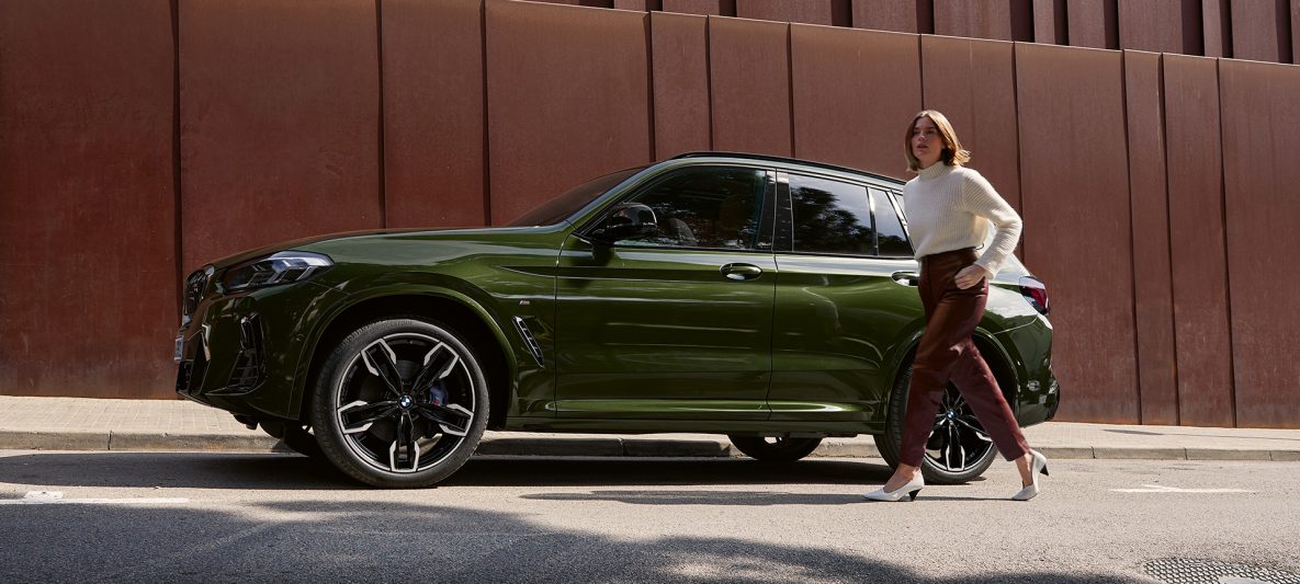 BMW X3 M40i G01 LCI Facelift 2021 Malachitgrün metallic Seitenansicht mit weiblichem Model